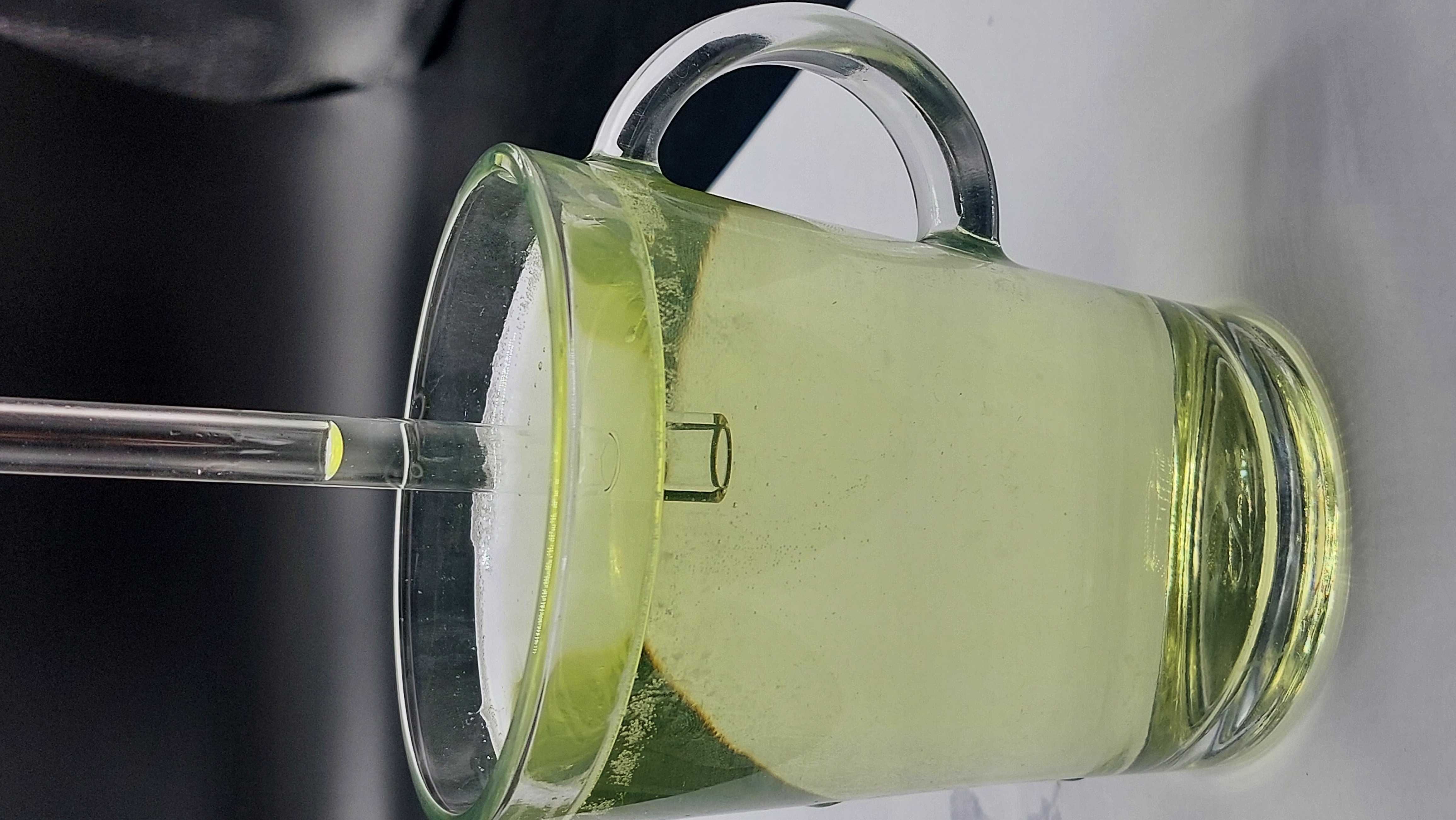 Water stays in the straw when your finger closes the lid.